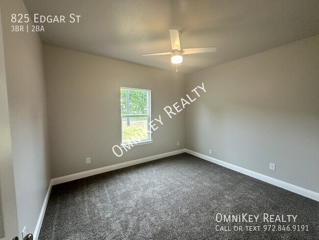 Building Photo - 825 Edgar St