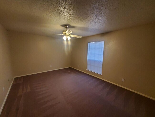 Building Photo - Spacious home with 2 living areas!