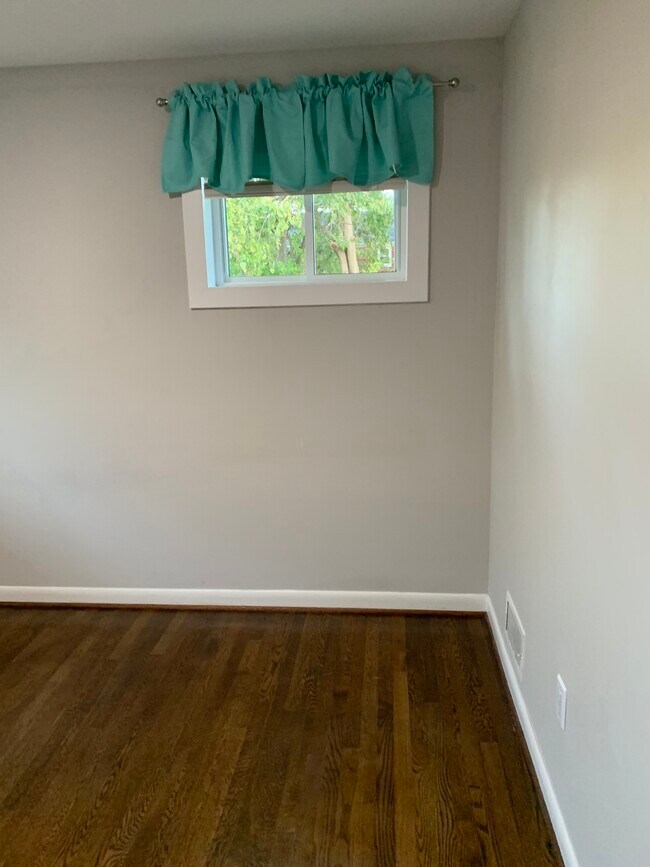 Building Photo - 10031 Renfrew Rd