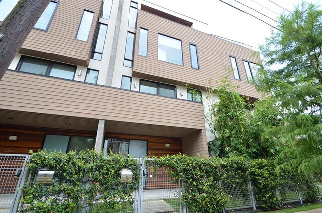 Building Photo - 2206 Whitney St