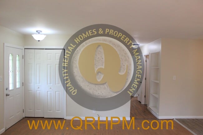 Building Photo - Available Now-- 3 Bedroom, 1 Bathroom Home...