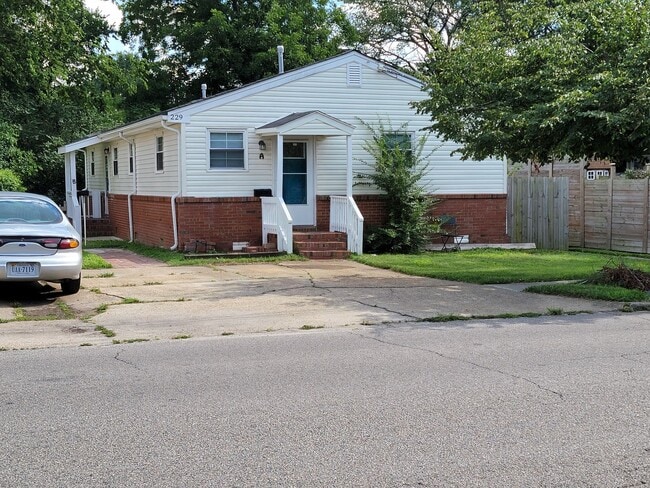 Building Photo - Front half of duplex, 2 bedroom 1 bath