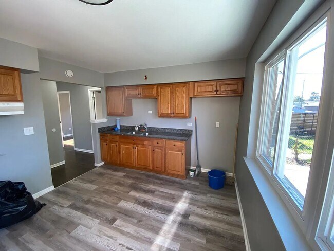 Building Photo - 9252 S Parnell Ave