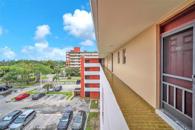 Foto del edificio - 1700 NE 191st St