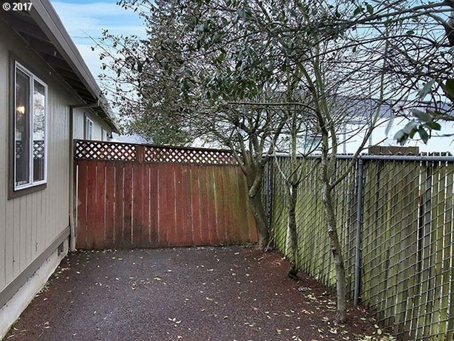 Building Photo - 2523-2525 SE 138th Ave