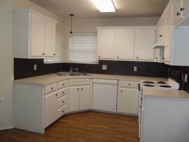 Building Photo - Three Bedroom in South Lubbock