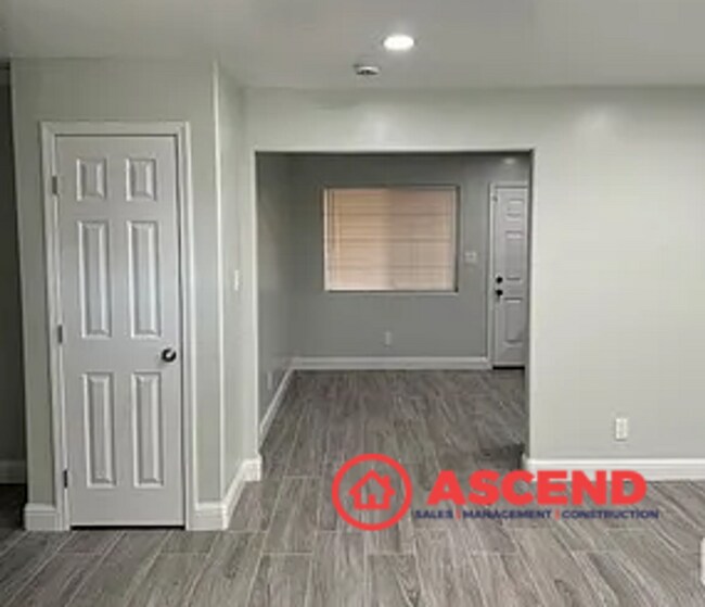 Building Photo - Beautiful 3 Berrom Home Off Manor St.