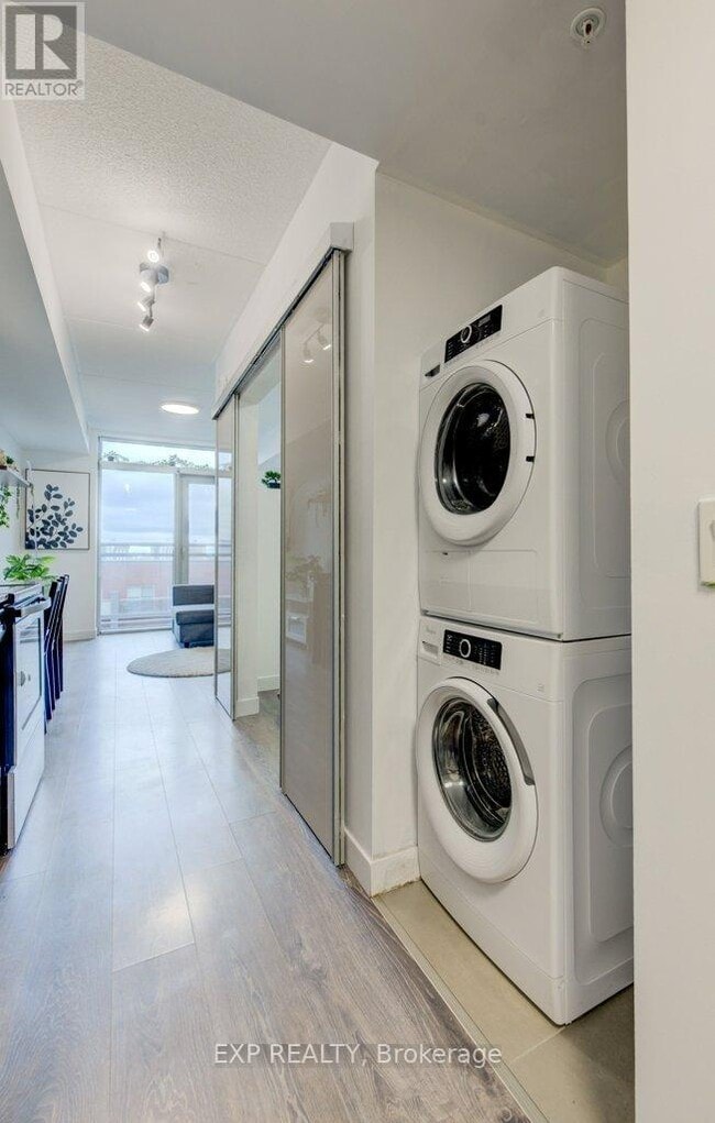 Building Photo - 250 Albert St