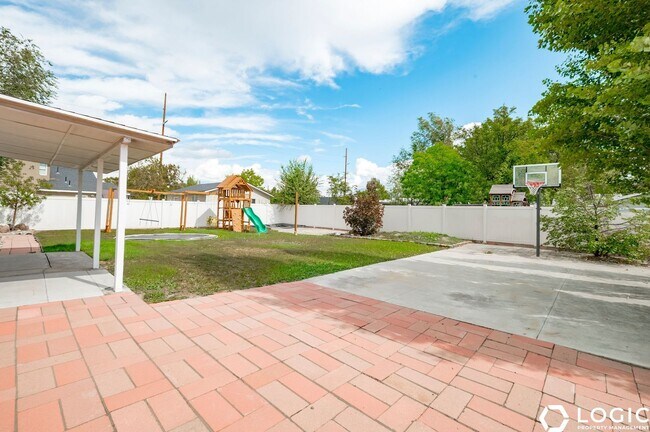Foto del edificio - 6427 Travis James Ln