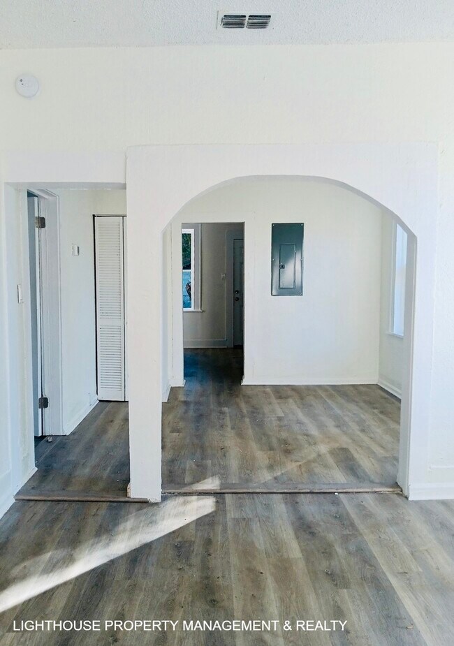 Foto del edificio - Renovated 3 Bed/1 Bath Home with Fenced Yard!