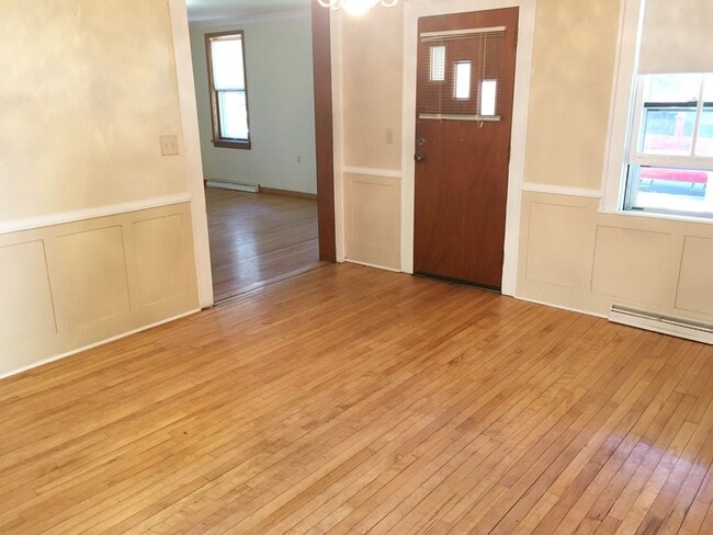 Building Photo - 4-bedroom 1 Bath Single-Family Home Near D...