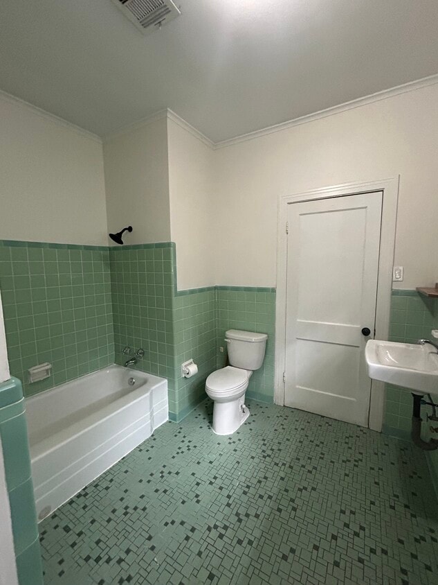 Primary Photo - 202 Rochelle Ave