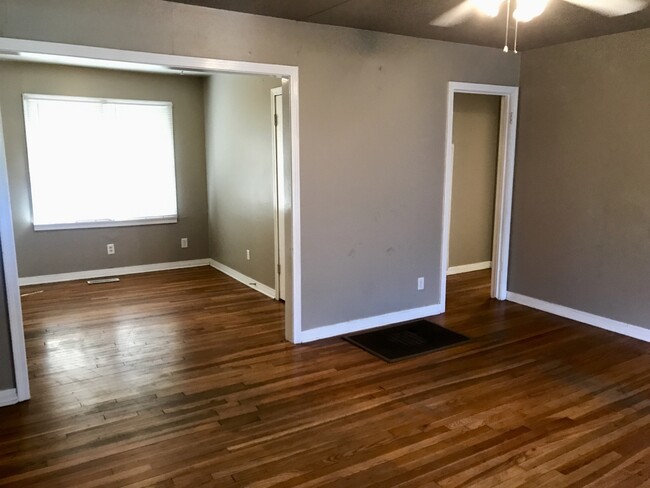 Building Photo - Two Bedroom Very Close to OU Campus