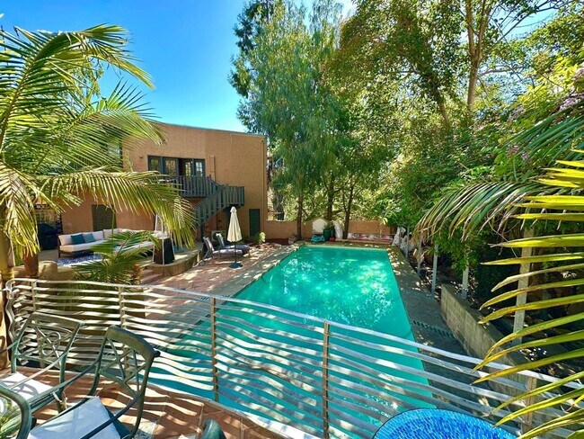 Foto del edificio - 987 Sunnyhills Rd