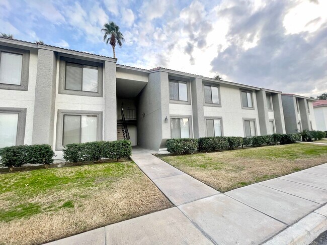 Foto del edificio - COMING SOON!! 2 bedroom 2 bath UPSTAIRS Condo in Palm Desert!