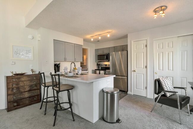 Foto del edificio - 4815 White Rock Cir