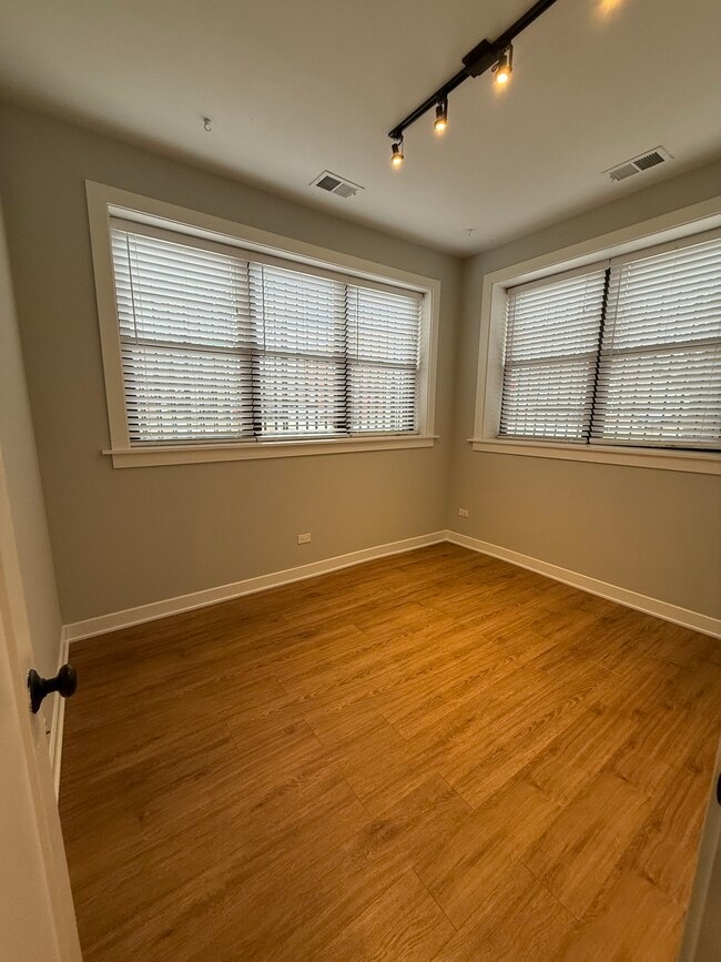 Foto del edificio - 2215 W Eastwood Ave