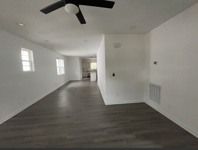 Foto del edificio - Modern Charm Meets Classic Comfort in This...