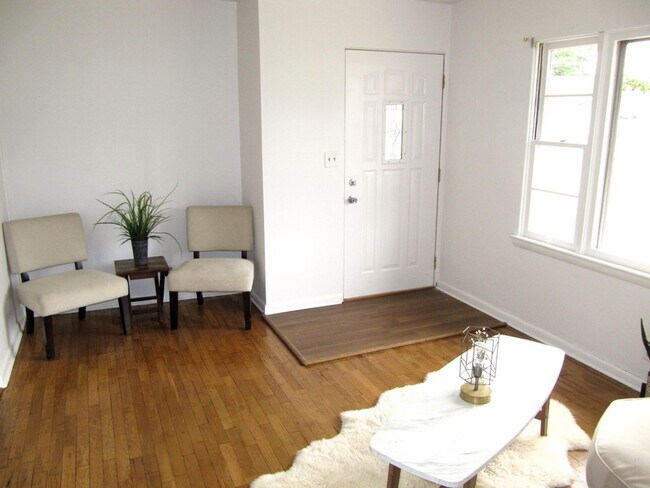 Building Photo - 1021 Avondale Cir