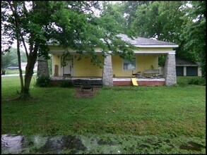 Building Photo - 303 E Nichols St