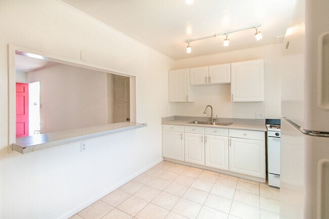 Building Photo - Charming 2 Bed /1 Bath Pacific Beach Duplex Near the Ocean & Bay!