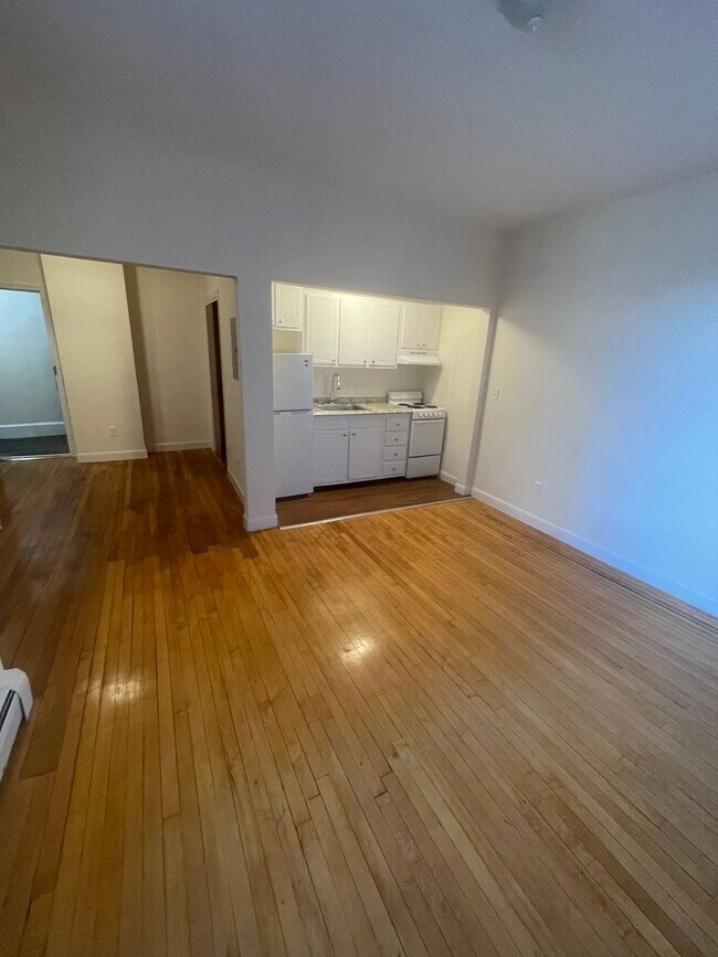 Foto del edificio - Huge 1 bed unit located near the Commuter Rail and the Green Line.