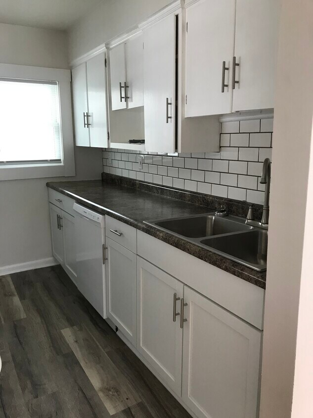 817 W Shiawassee St Unit 2upstairs, Lansing, MI 48915 Apartments in