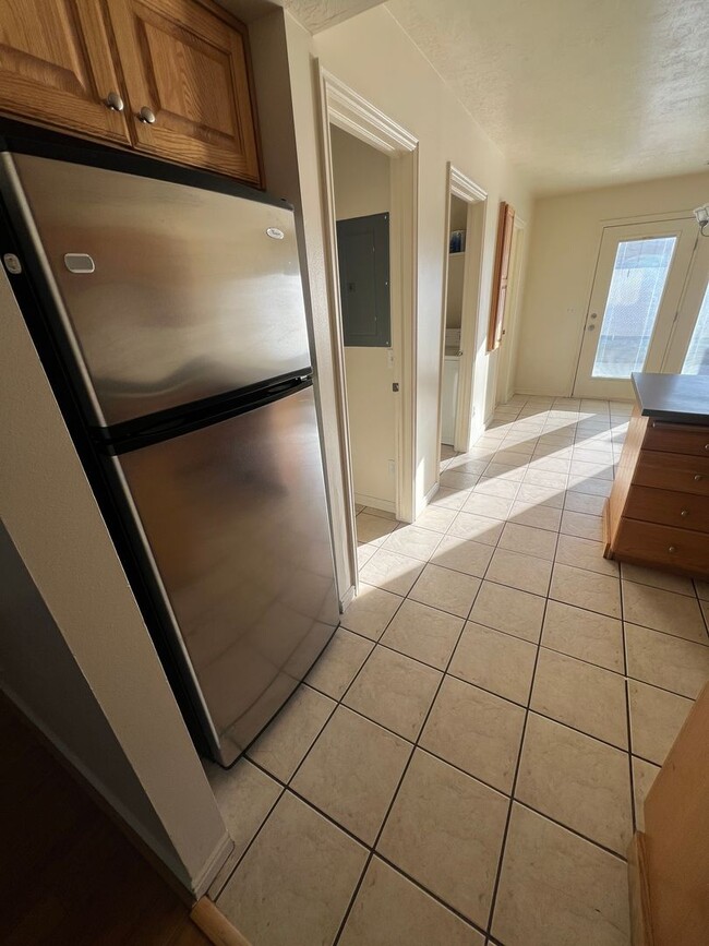 Building Photo - Large Three Bed One and a half bathroom with detached garage!