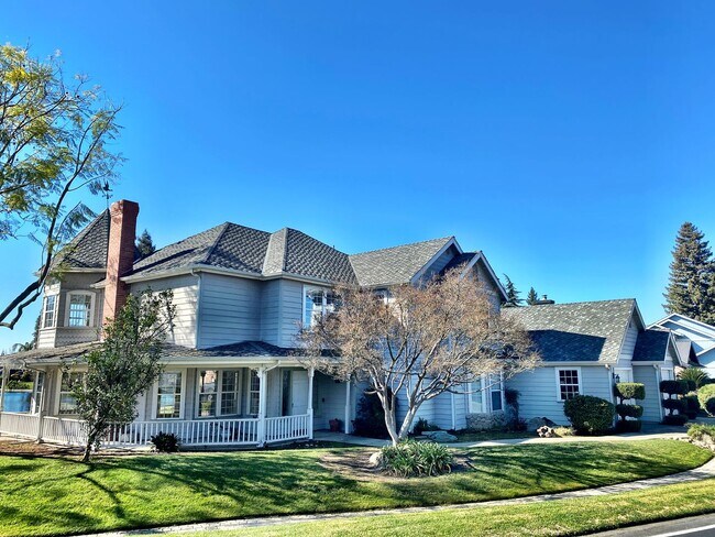 Building Photo - 5423 W. PROSPECT AVE. - 4 BEDROOM 3 BATH -...