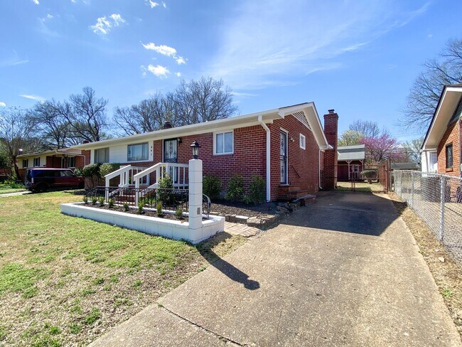 Foto del edificio - 4 bedroom, 2 bathroom recently updated in ...