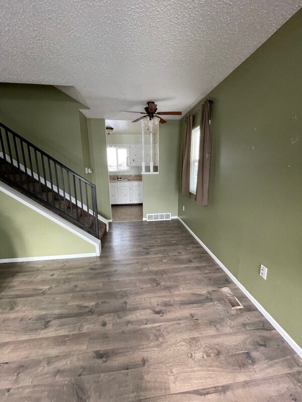 Building Photo - 405-405 E Stardust Dr