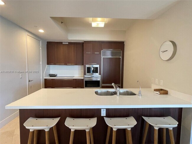 Building Photo - 15901 Collins Ave