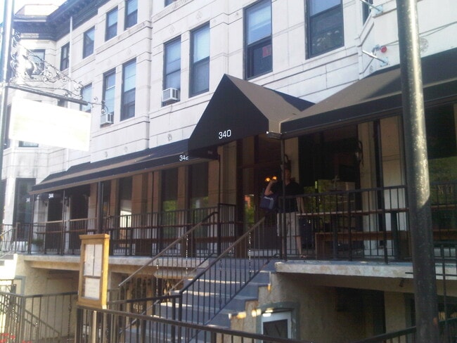 Building Photo - 342 W Armitage Ave