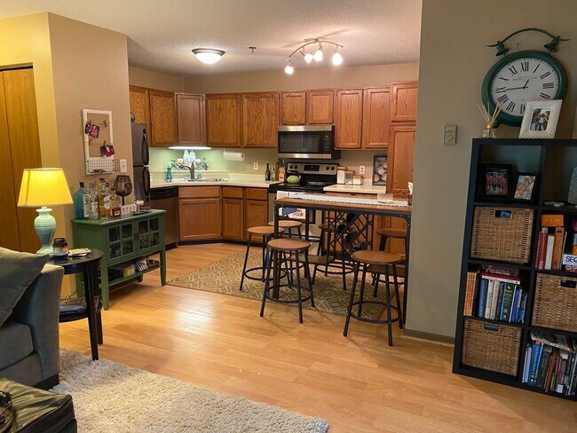 Amplia cocina con mucho espacio de almacenamiento. - 2160 Ridge Dr
