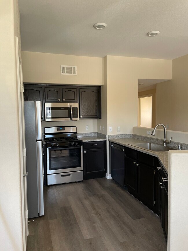 Building Photo - 3400 Cabana Dr