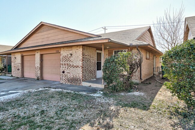 Foto del edificio - 924 SW 97th St Duplex