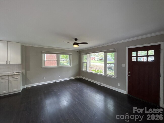 Building Photo - 1939 Sandhurst Dr