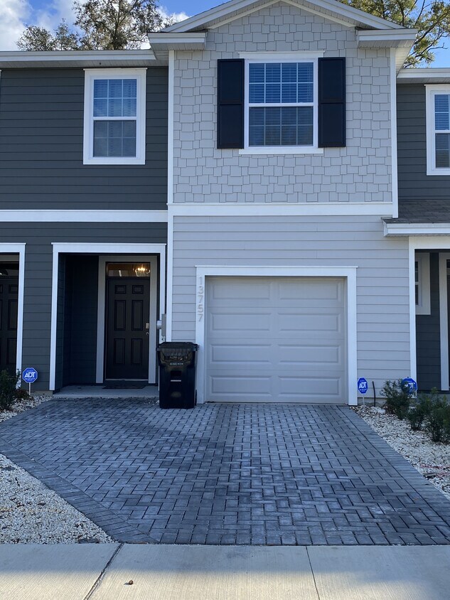 13757 NW 9th Rd, Newberry, FL 32669 Townhome Rentals in Newberry FL