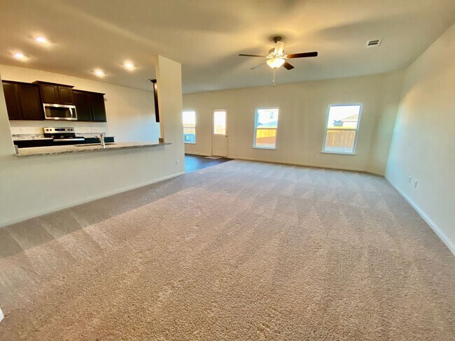 Foto del edificio - Experience Luxury Living: 4 Beds, 2.5 Bath...