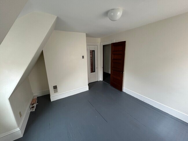 Building Photo - 27R Albion St