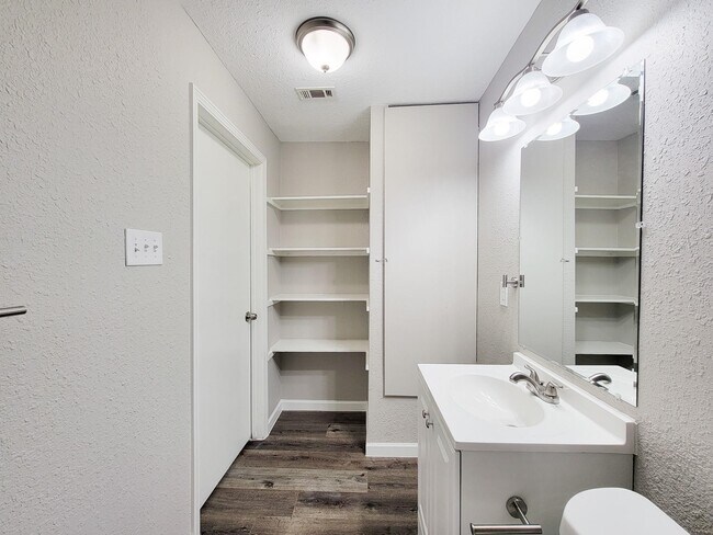 Foto del edificio - 5606 Willow Glen Dr