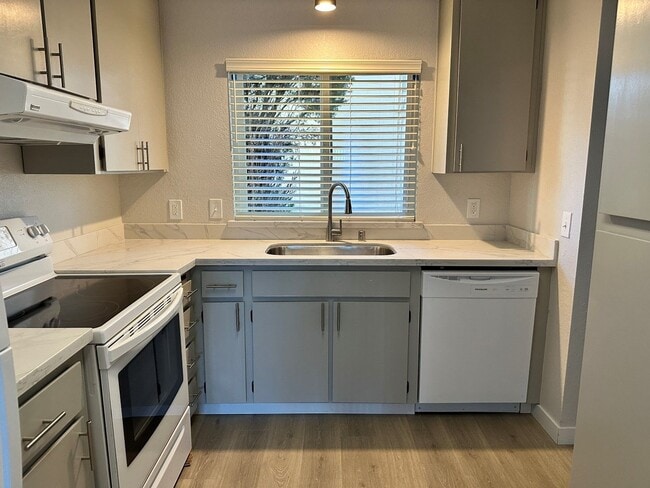 Building Photo - Sharp and Refreshed 2 Bedroom 2.5 Bath Tow...