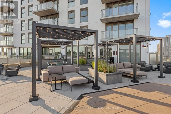 Photo du bâtiment - 300 McRae Ave