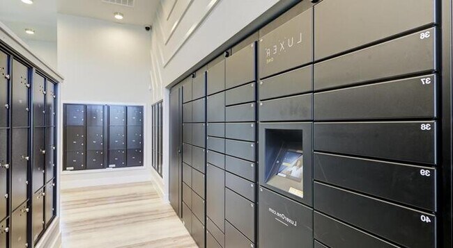 Foto del edificio - 1350 N Blue Mound Rd