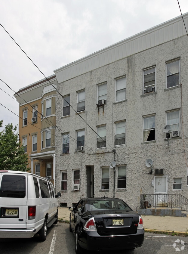 Building Photo - 89 E 25th St