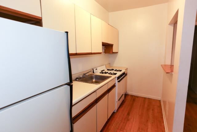 Building Photo - 657 W Cornelia Ave