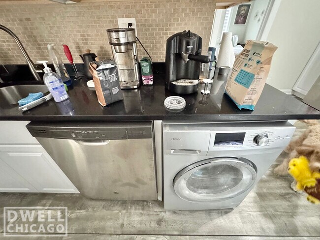 Foto del edificio - 839 W Cornelia Ave
