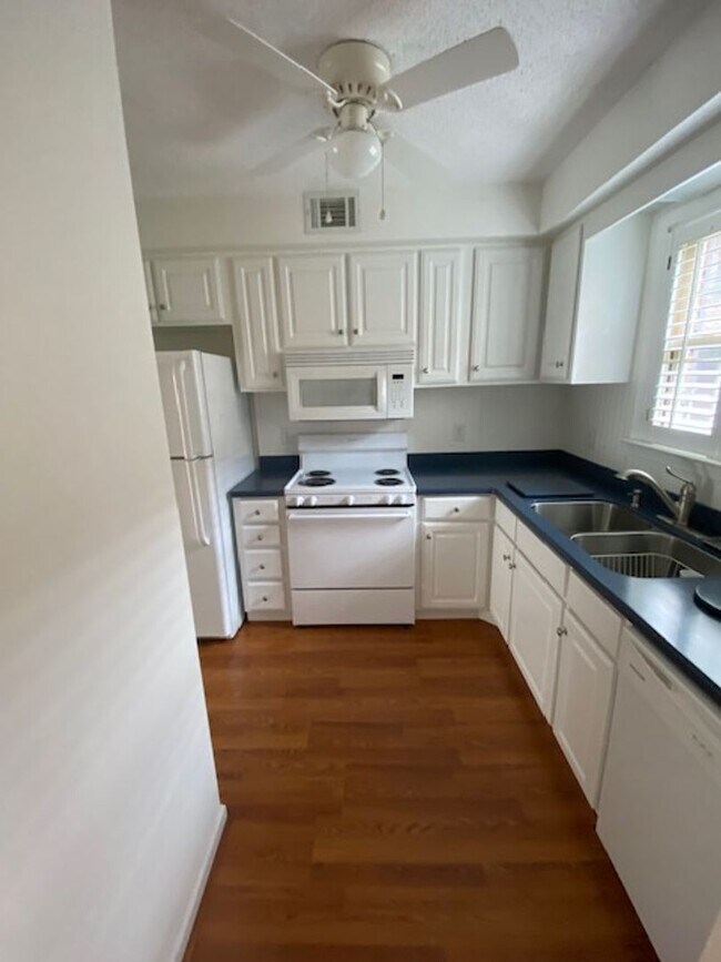 Building Photo - 2 bedroom 1.5 bath  The Cloister Condominium