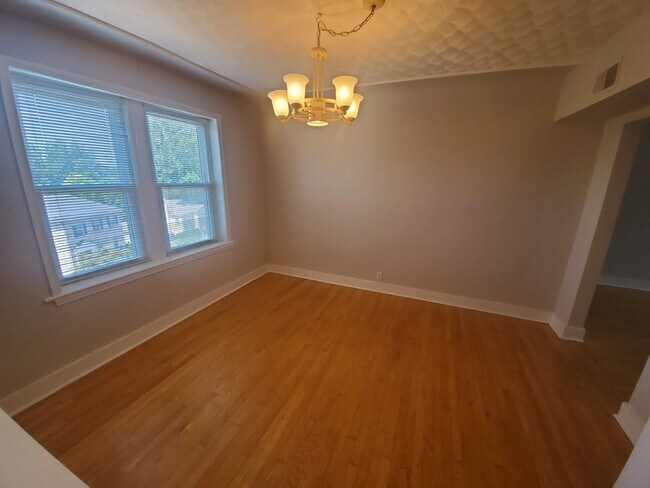Foto del edificio - 7739 Kingsbury Blvd