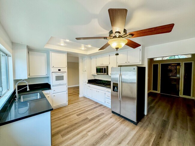 Building Photo - Great 4B/3BA House in Escondido!